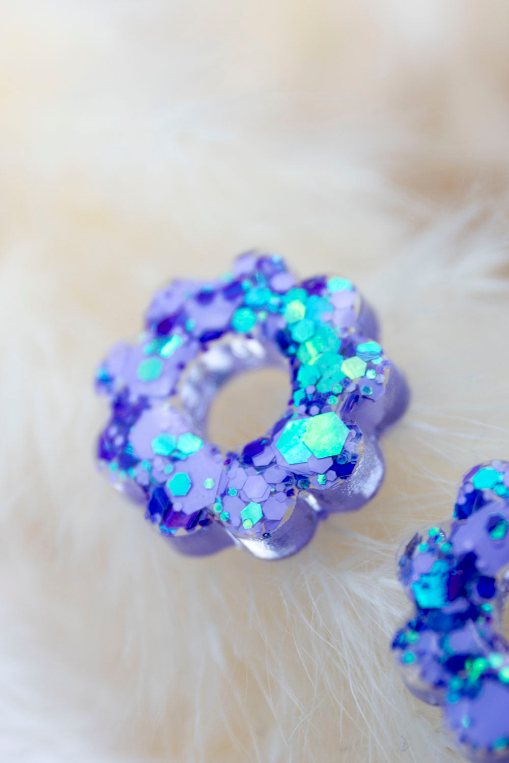 Pampilles en résine époxy interchangeables. Faites à la main. Paillettes, couleurs, originales. Violet, parme et turquoise holographique.