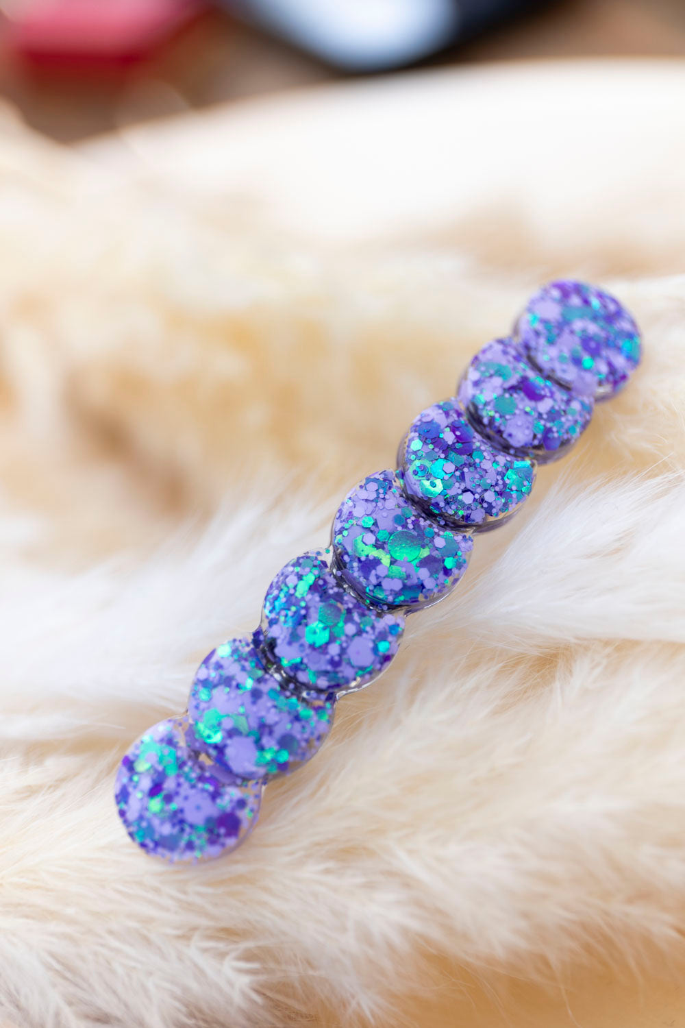 Barrette en résine époxy. Faite à la main. Paillettes, couleurs, originales. Violet, parme et turquoise holographique.
