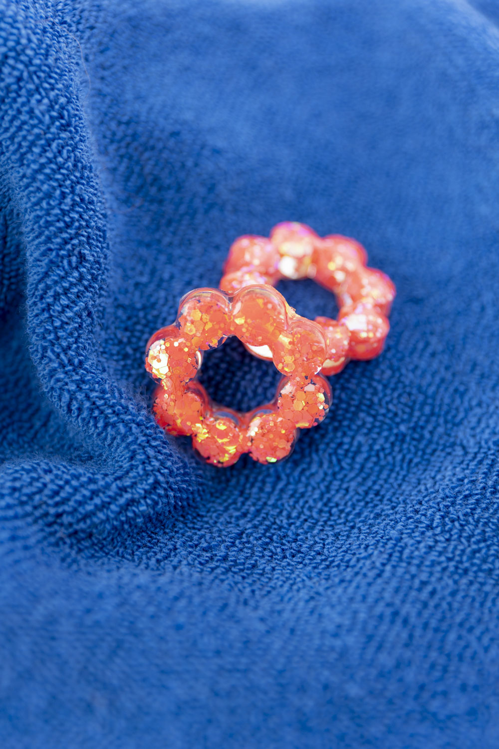 Pampilles en résine époxy interchangeables. Faites à la main. Paillettes, couleurs, originales. Corail incandescent, orange, holographique, étincelant.
