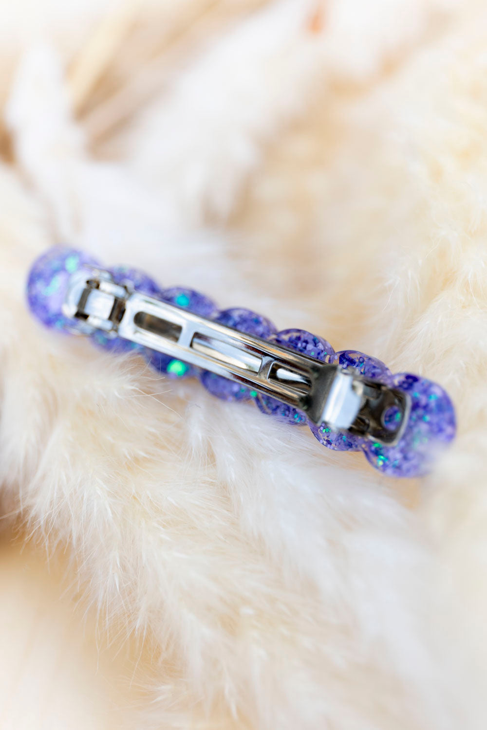 Barrette en résine époxy. Faite à la main. Paillettes, couleurs, originales. Violet, parme et turquoise holographique.