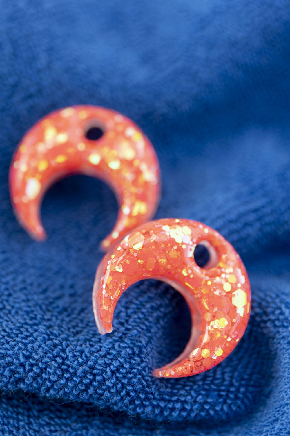 Pampilles en résine époxy interchangeables. Faites à la main. Paillettes, couleurs, originales. Corail incandescent, orange, holographique, étincelant.