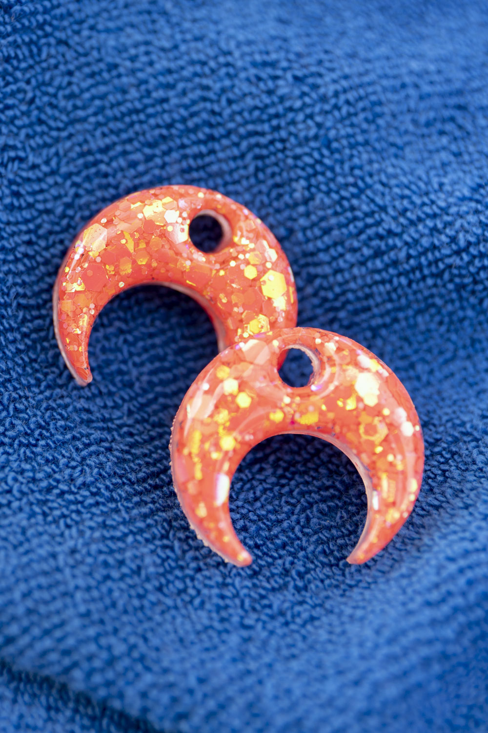 Pampilles en résine époxy interchangeables. Faites à la main. Paillettes, couleurs, originales. Corail incandescent, orange, holographique, étincelant.
