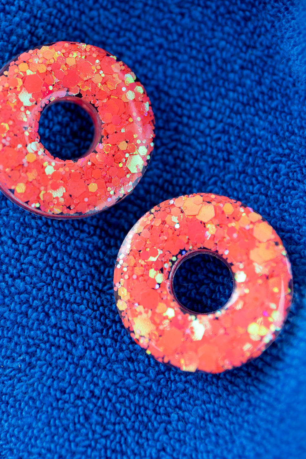 Pampilles en résine époxy interchangeables. Faites à la main. Paillettes, couleurs, originales. Corail incandescent, orange, holographique, étincelant.