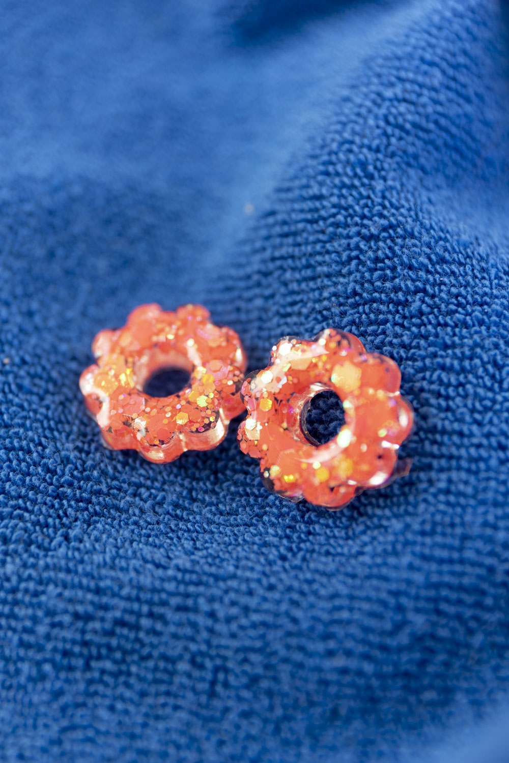 Pampilles en résine époxy interchangeables. Faites à la main. Paillettes, couleurs, originales. Corail incandescent, orange, holographique, étincelant.