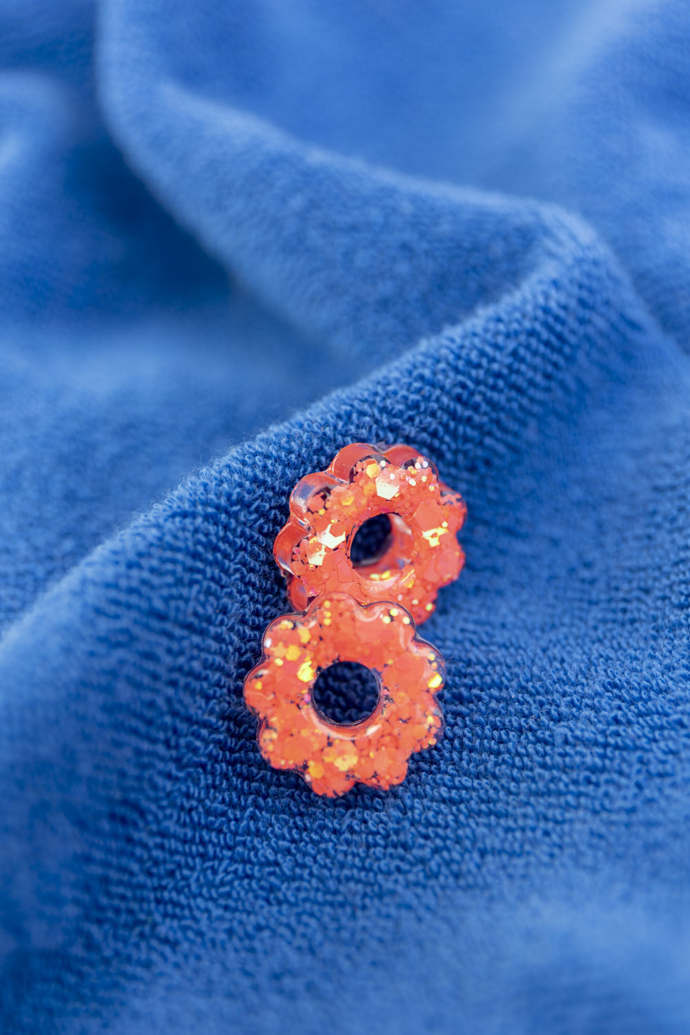 Pampilles en résine époxy interchangeables. Faites à la main. Paillettes, couleurs, originales. Corail incandescent, orange, holographique, étincelant.