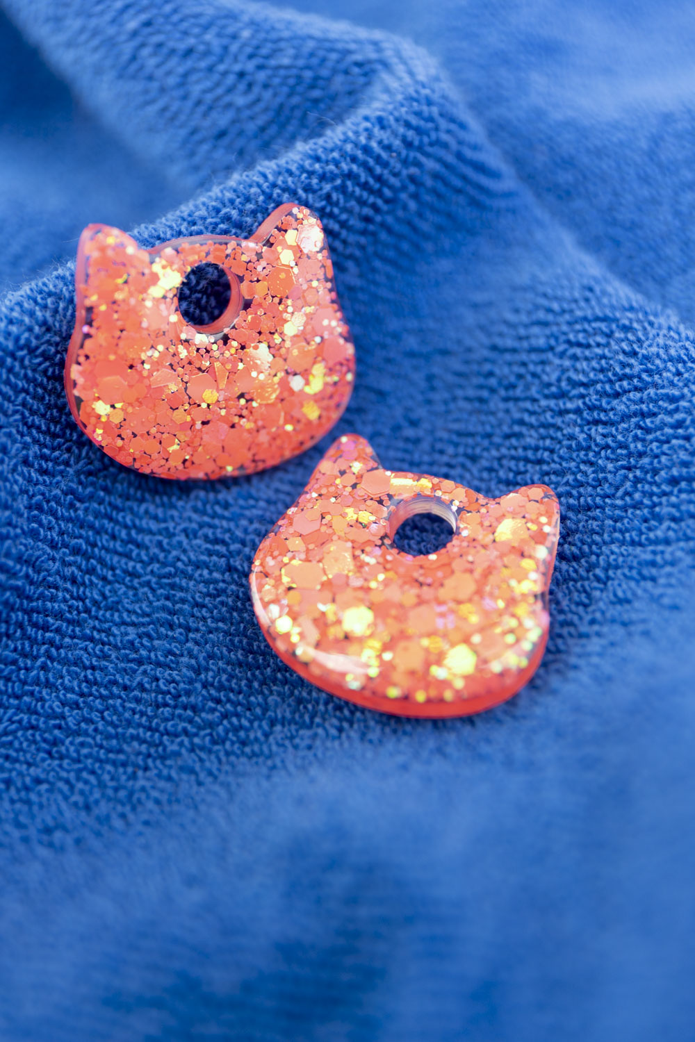 Pampilles en résine époxy interchangeables. Faites à la main. Paillettes, couleurs, originales. Corail incandescent, orange, holographique, étincelant.