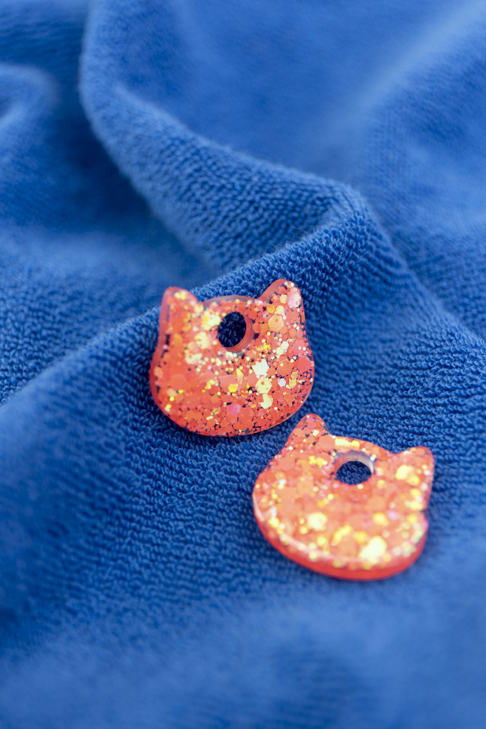 Pampilles en résine époxy interchangeables. Faites à la main. Paillettes, couleurs, originales. Corail incandescent, orange, holographique, étincelant.