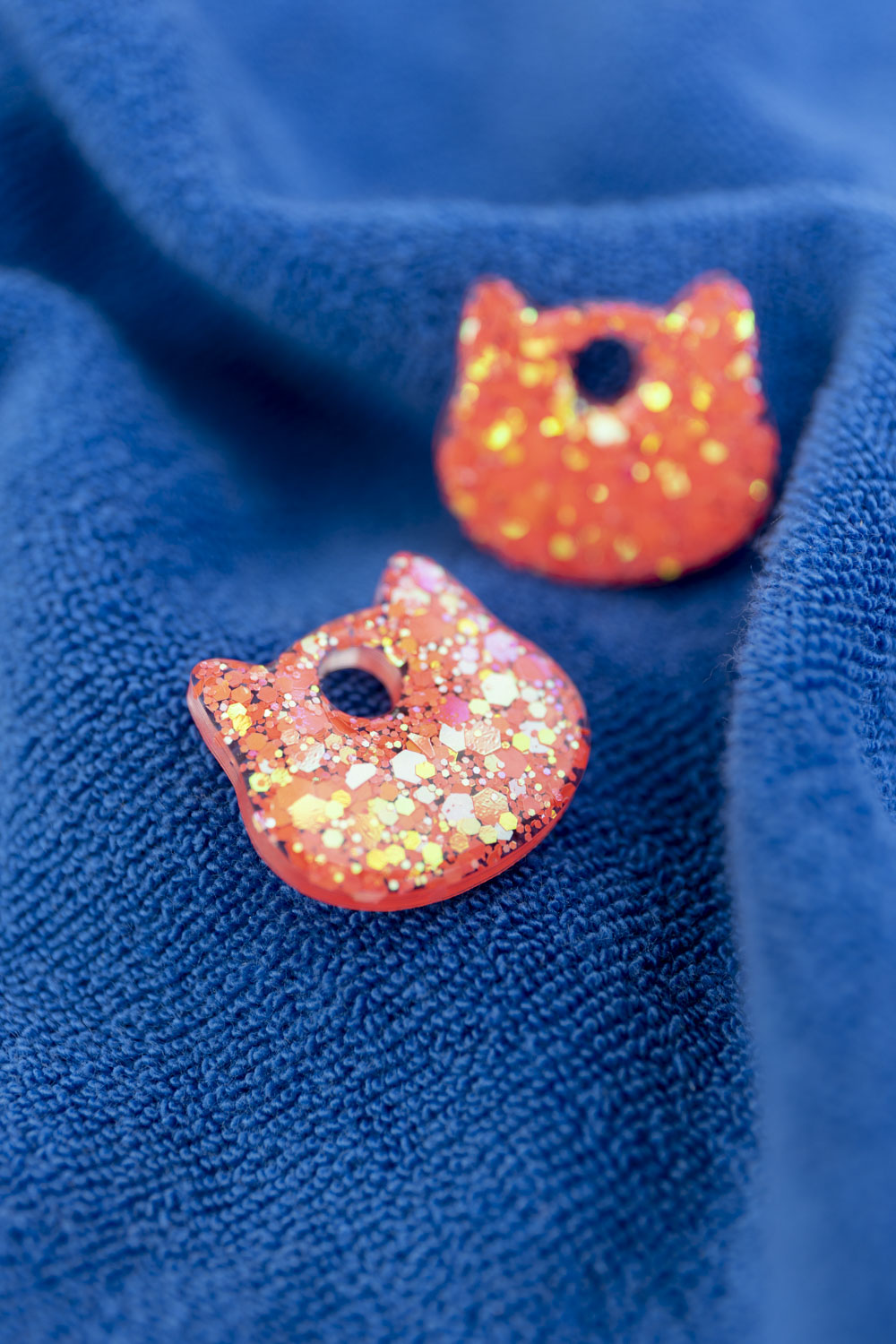 Pampilles en résine époxy interchangeables. Faites à la main. Paillettes, couleurs, originales. Corail incandescent, orange, holographique, étincelant.