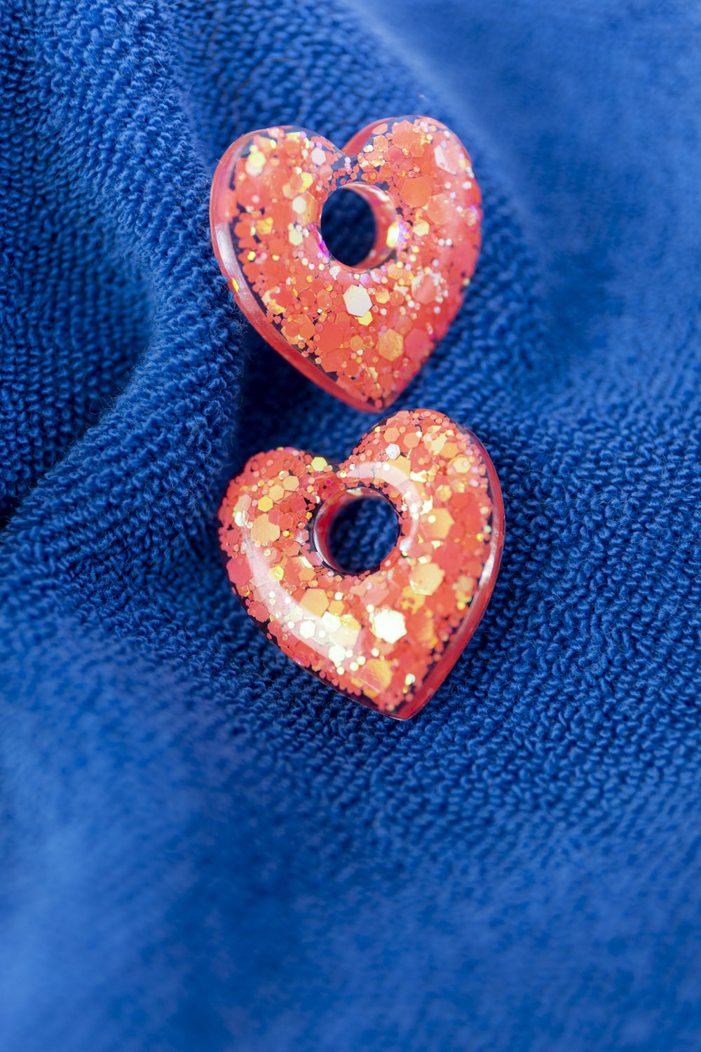 Pampilles en résine époxy interchangeables. Faites à la main. Paillettes, couleurs, originales. Corail incandescent, orange, holographique, étincelant.