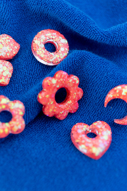Pampilles en résine époxy interchangeables. Faites à la main. Paillettes, couleurs, originales. Corail incandescent, orange, holographique, étincelant.