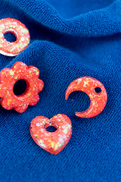 Pampilles en résine époxy interchangeables. Faites à la main. Paillettes, couleurs, originales. Corail incandescent, orange, holographique, étincelant.