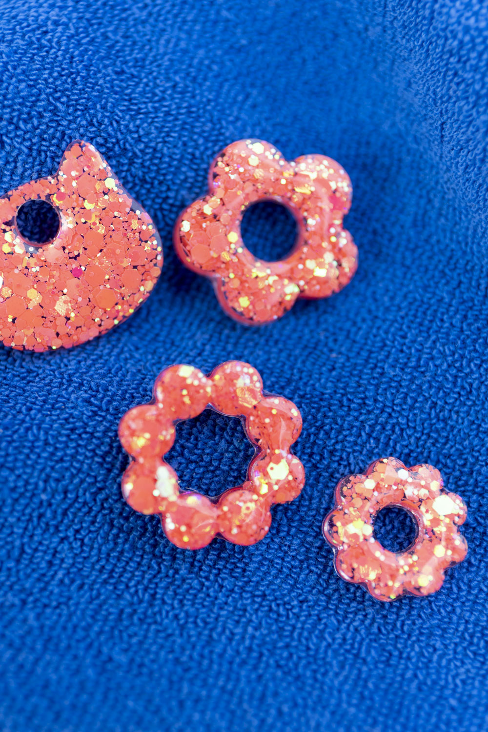 Pampilles en résine époxy interchangeables. Faites à la main. Paillettes, couleurs, originales. Corail incandescent, orange, holographique, étincelant.