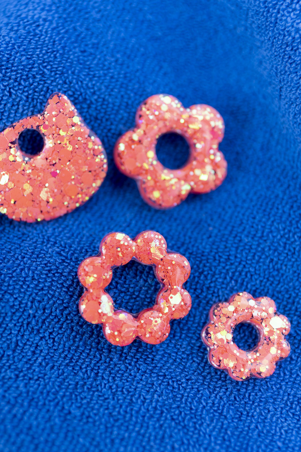 Pampilles en résine époxy interchangeables. Faites à la main. Paillettes, couleurs, originales. Corail incandescent, orange, holographique, étincelant.