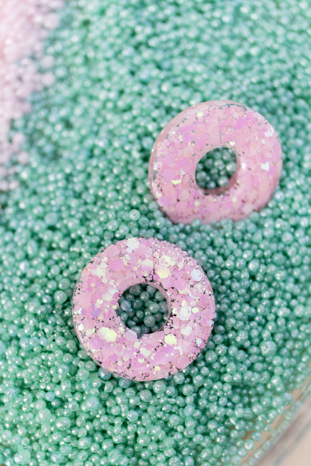 Pampilles en résine époxy interchangeables. Faites à la main. Paillettes, couleurs, originales. Rose bébé, irisé et nacré.
