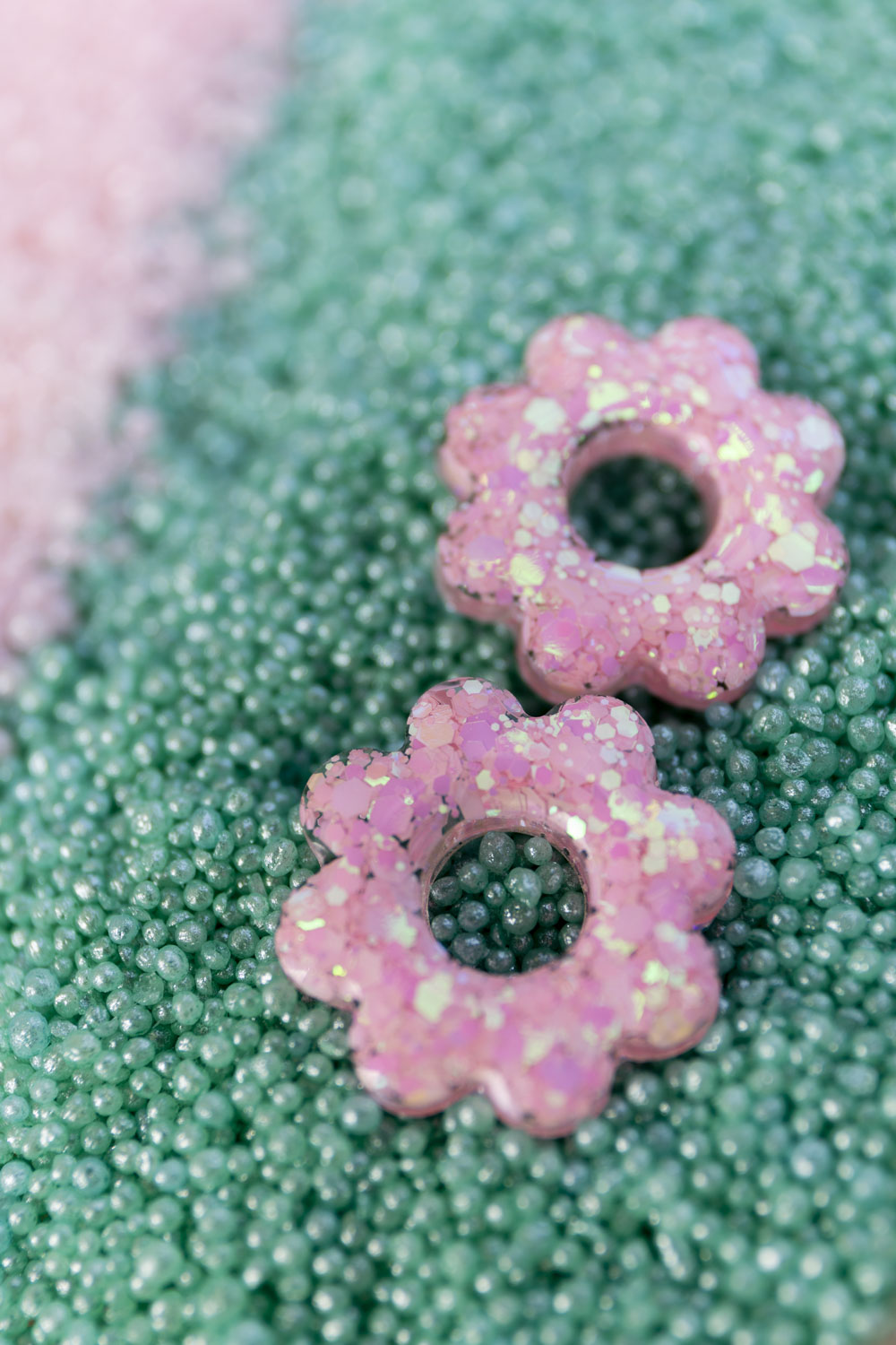 Pampilles en résine époxy interchangeables. Faites à la main. Paillettes, couleurs, originales. Rose bébé, irisé et nacré.