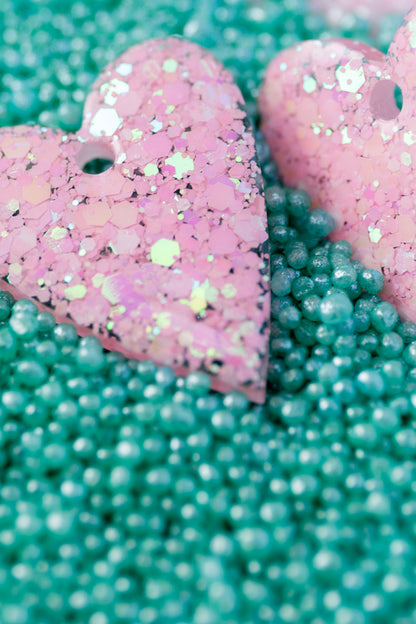Pampilles en résine époxy interchangeables. Faites à la main. Paillettes, couleurs, originales. Rose bébé, irisé et nacré.