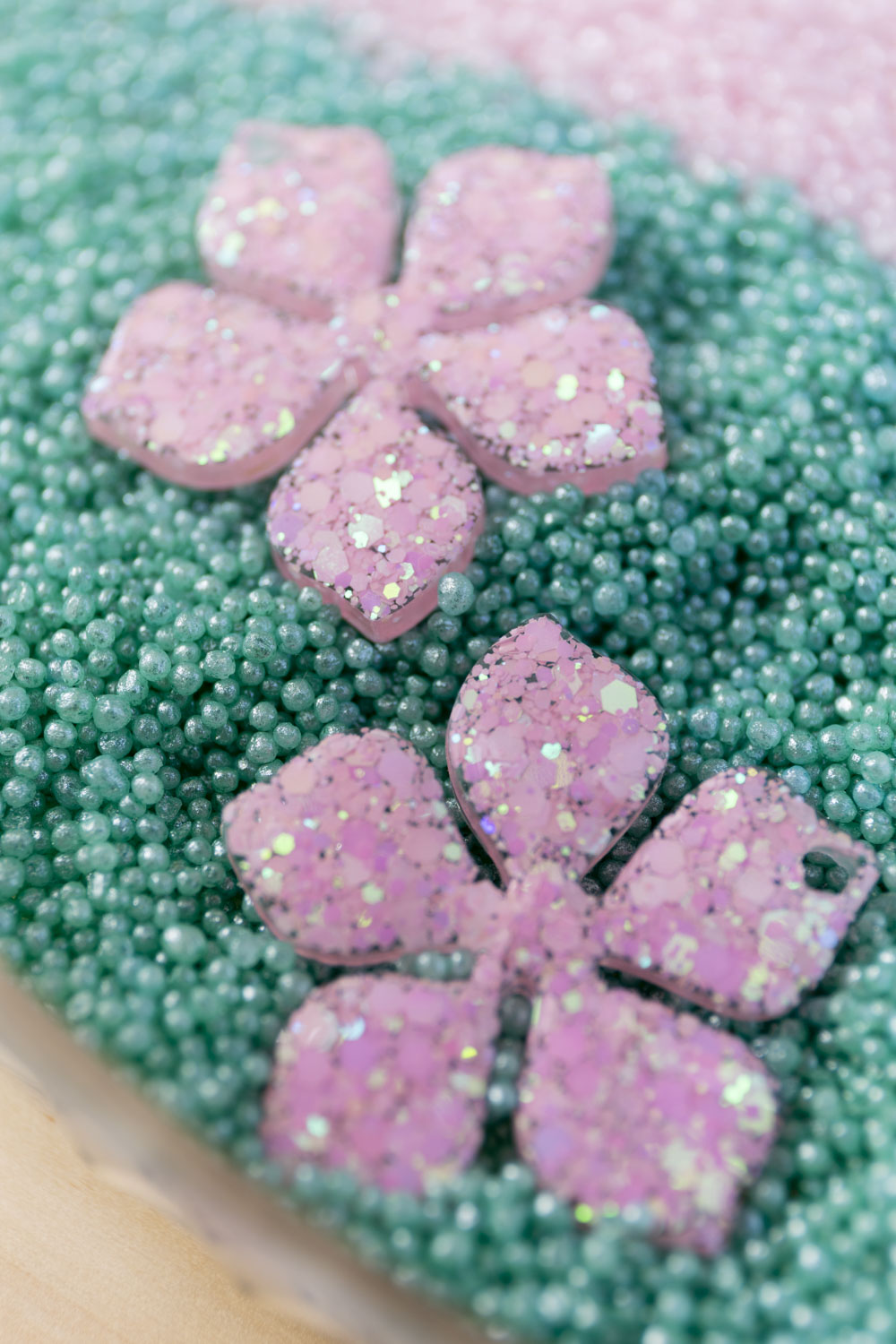Pampilles en résine époxy interchangeables. Faites à la main. Paillettes, couleurs, originales. Rose bébé, irisé et nacré.