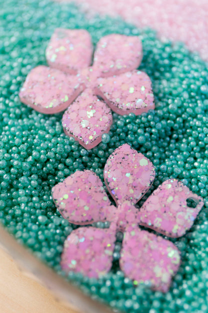 Pampilles en résine époxy interchangeables. Faites à la main. Paillettes, couleurs, originales. Rose bébé, irisé et nacré.