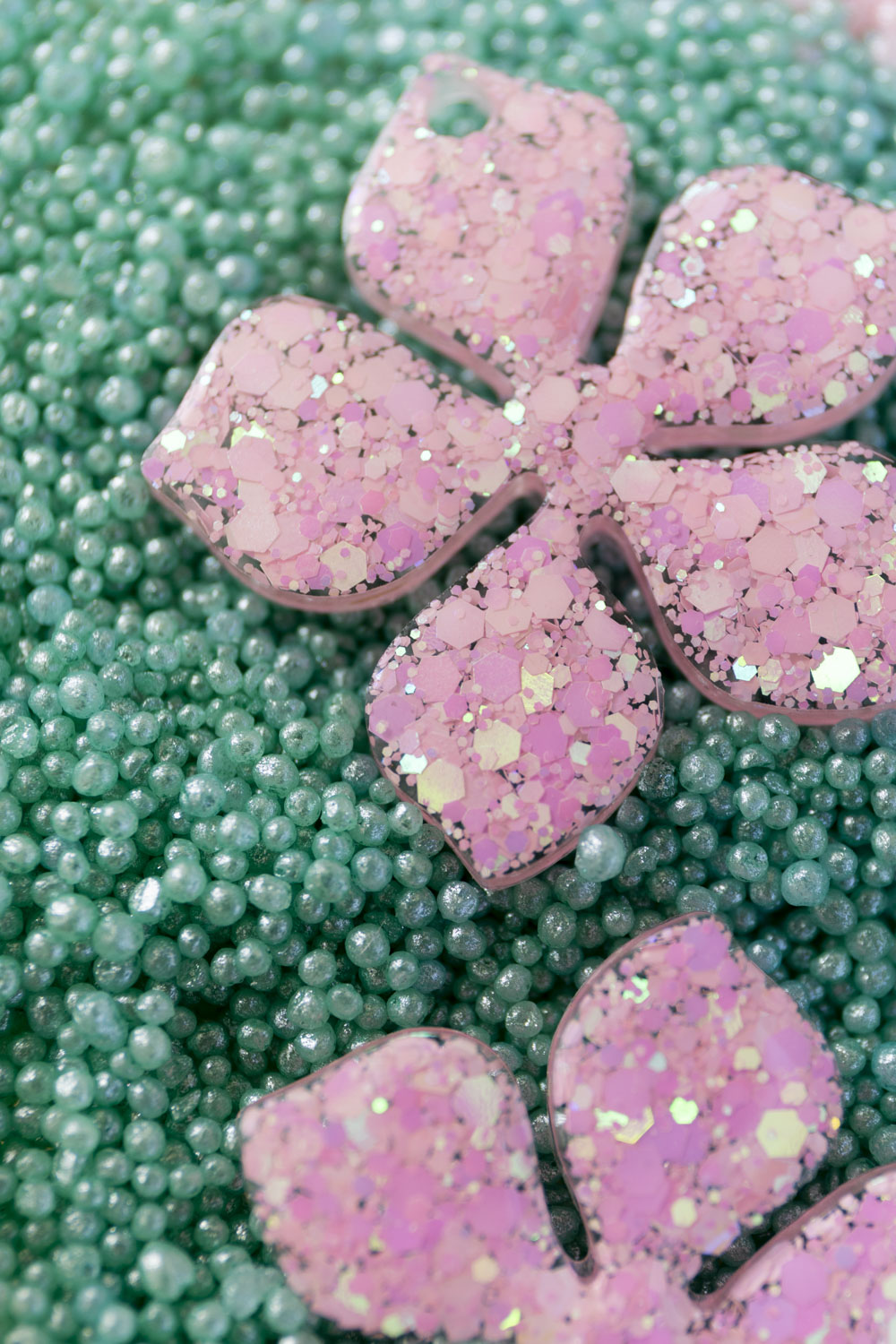 Pampilles en résine époxy interchangeables. Faites à la main. Paillettes, couleurs, originales. Rose bébé, irisé et nacré.