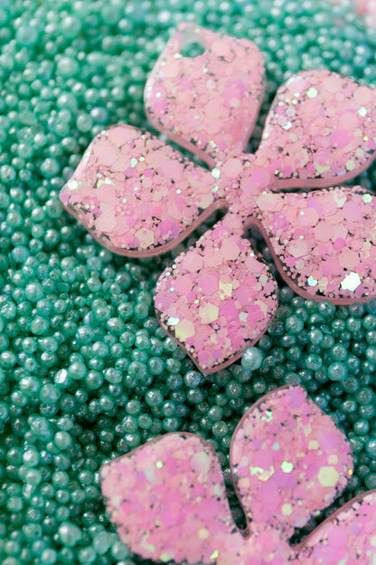 Pampilles en résine époxy interchangeables. Faites à la main. Paillettes, couleurs, originales. Rose bébé, irisé et nacré.