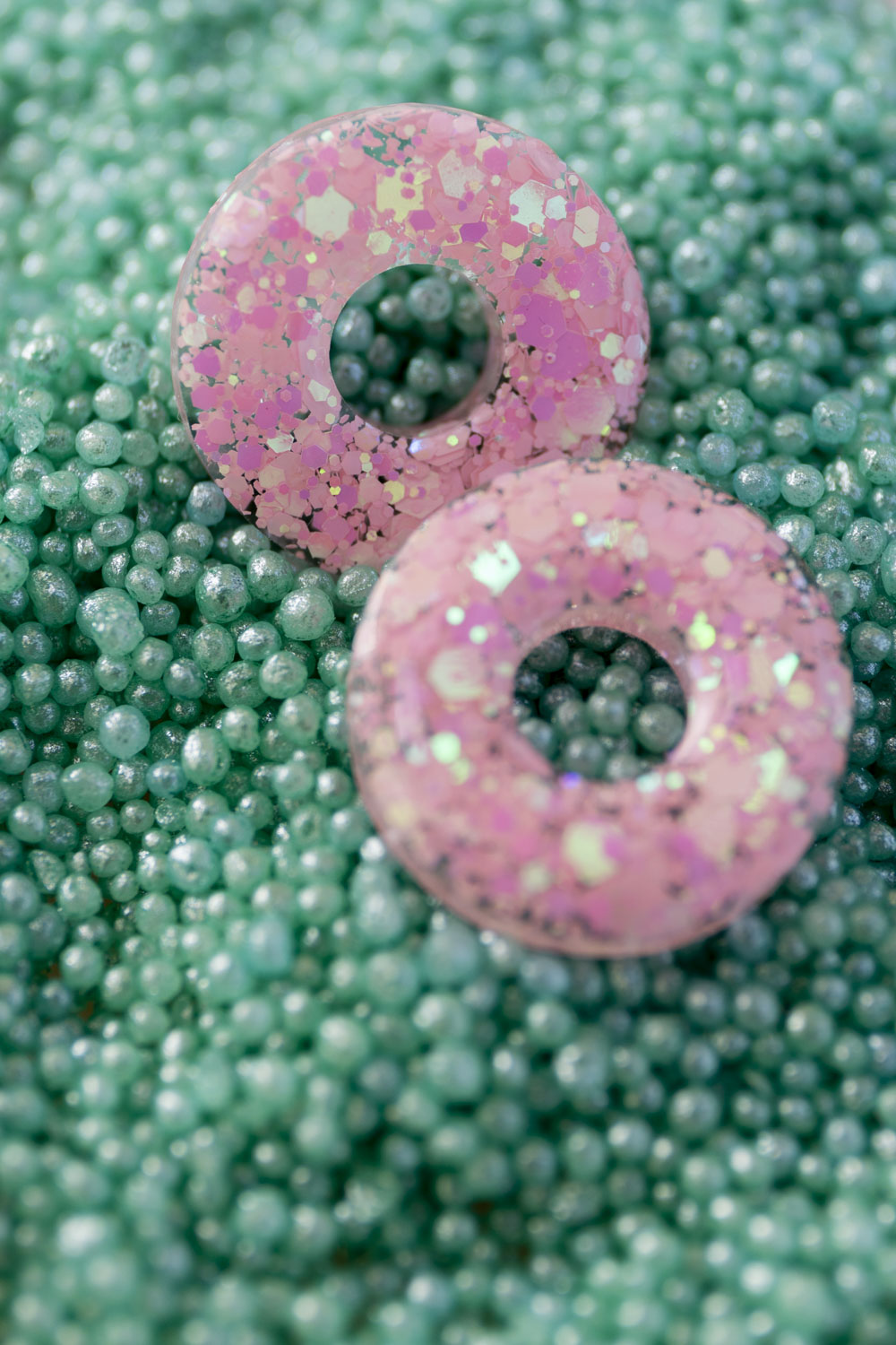 Pampilles en résine époxy interchangeables. Faites à la main. Paillettes, couleurs, originales. Rose bébé, irisé et nacré.