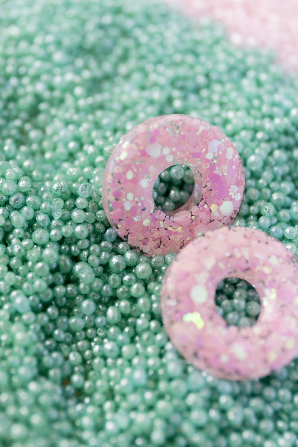 Pampilles en résine époxy interchangeables. Faites à la main. Paillettes, couleurs, originales. Rose bébé, irisé et nacré.