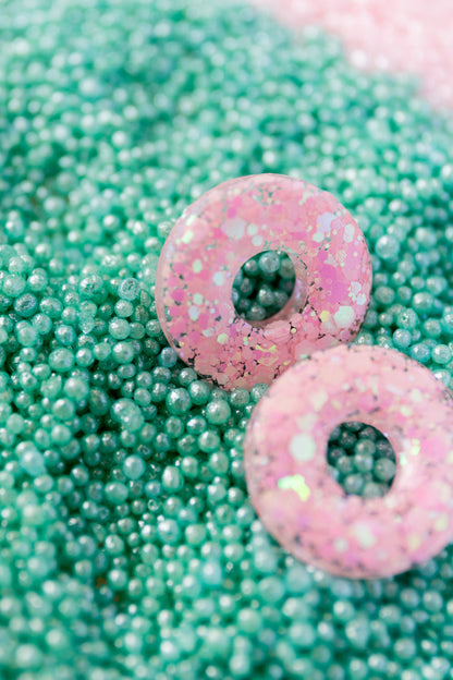 Pampilles en résine époxy interchangeables. Faites à la main. Paillettes, couleurs, originales. Rose bébé, irisé et nacré.