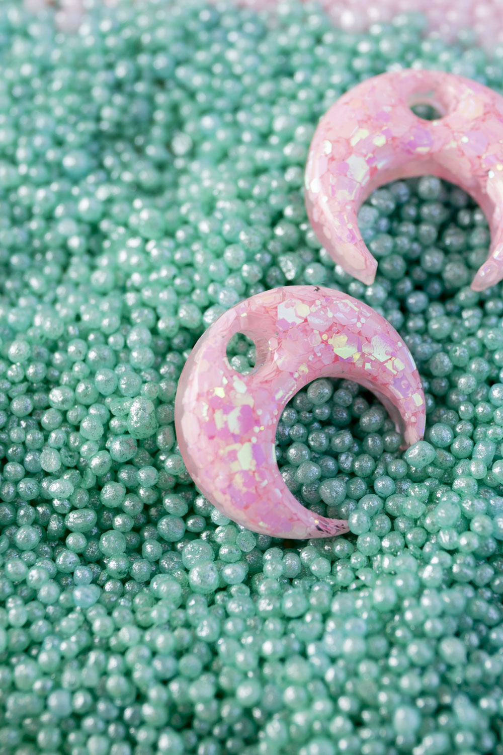 Pampilles en résine époxy interchangeables. Faites à la main. Paillettes, couleurs, originales. Rose bébé, irisé et nacré.