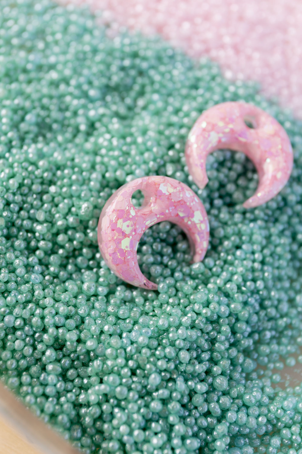 Pampilles en résine époxy interchangeables. Faites à la main. Paillettes, couleurs, originales. Rose bébé, irisé et nacré.