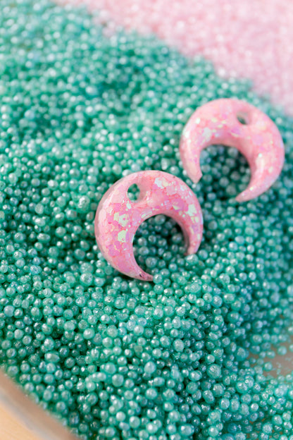 Pampilles en résine époxy interchangeables. Faites à la main. Paillettes, couleurs, originales. Rose bébé, irisé et nacré.