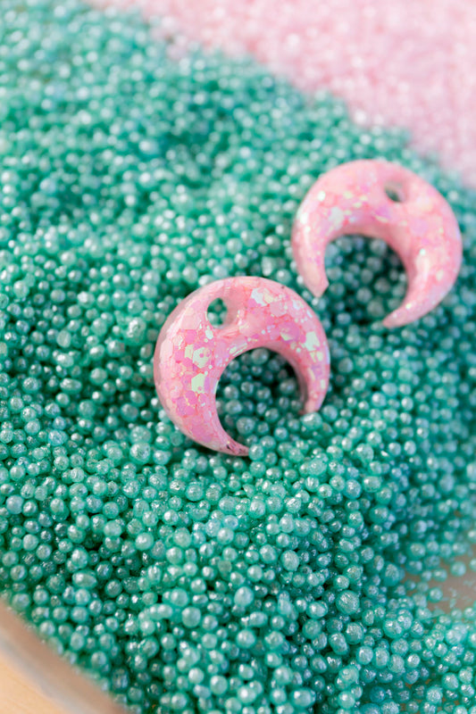 Pampilles en résine époxy interchangeables. Faites à la main. Paillettes, couleurs, originales. Rose bébé, irisé et nacré.