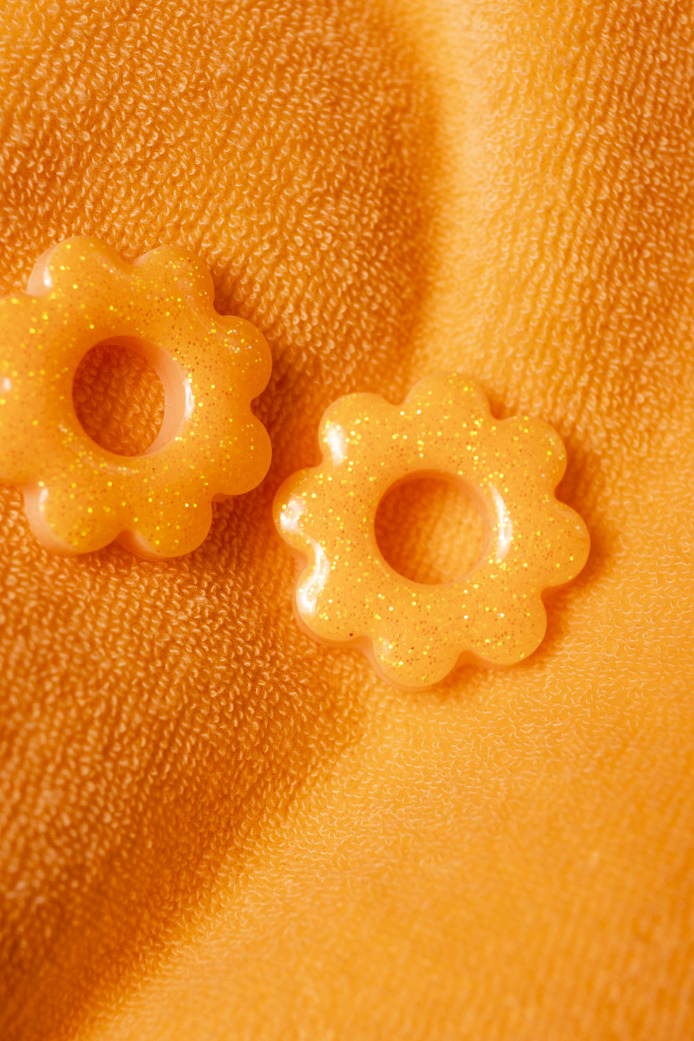 Pampilles interchangeables oranges à paillettes fluo.