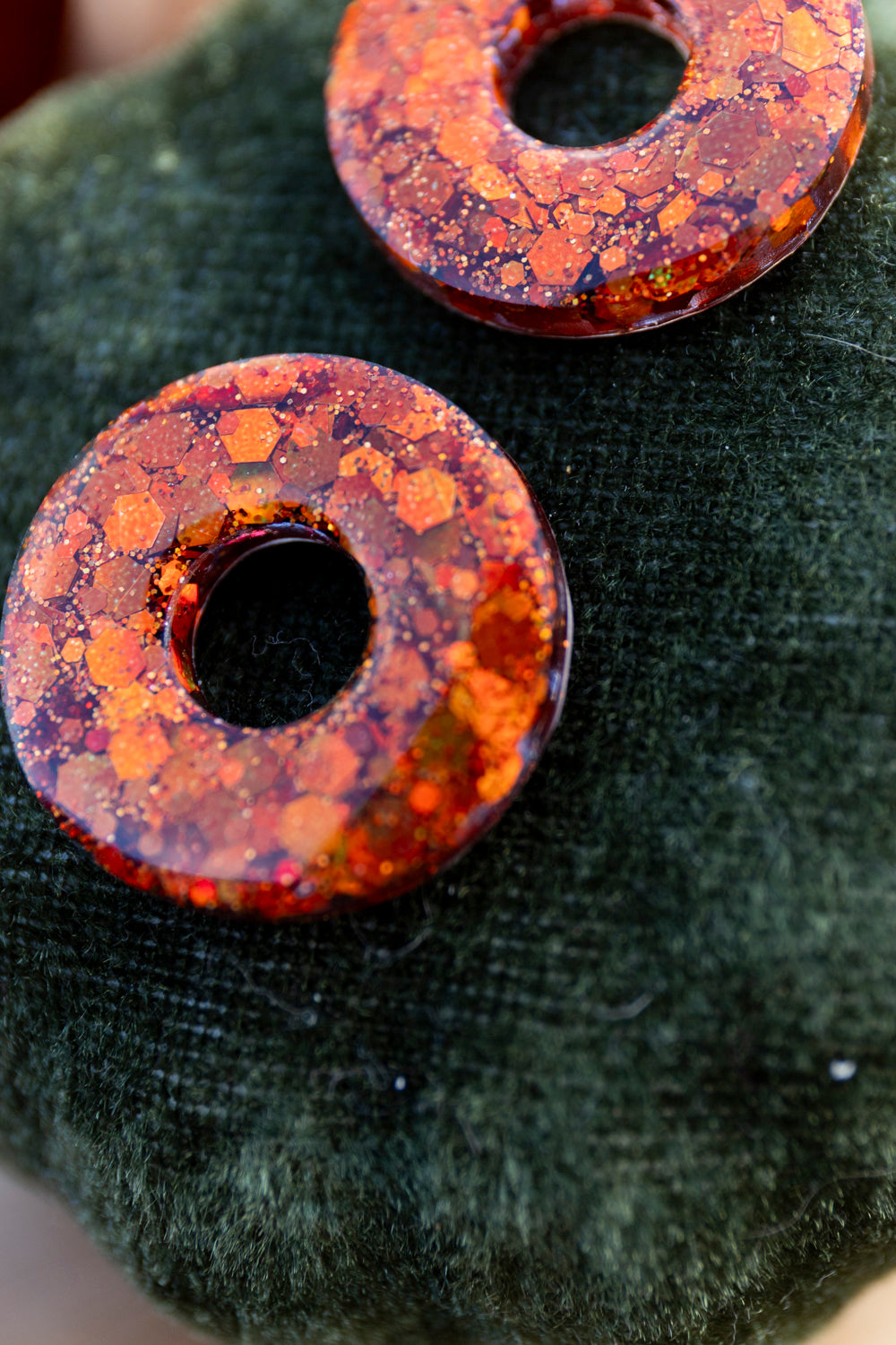 Pampilles interchangeables pailletées. Kaki, vert, doré, cuivré, bronze. Automne. Donut. Atelier Rézane. Résine époxy. Fait main. Pays basque.