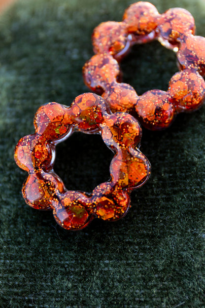 Pampilles interchangeables pailletées. Kaki, vert, doré, cuivré, bronze. Automne. Fleur. Atelier Rézane. Résine époxy. Fait main. Pays basque.