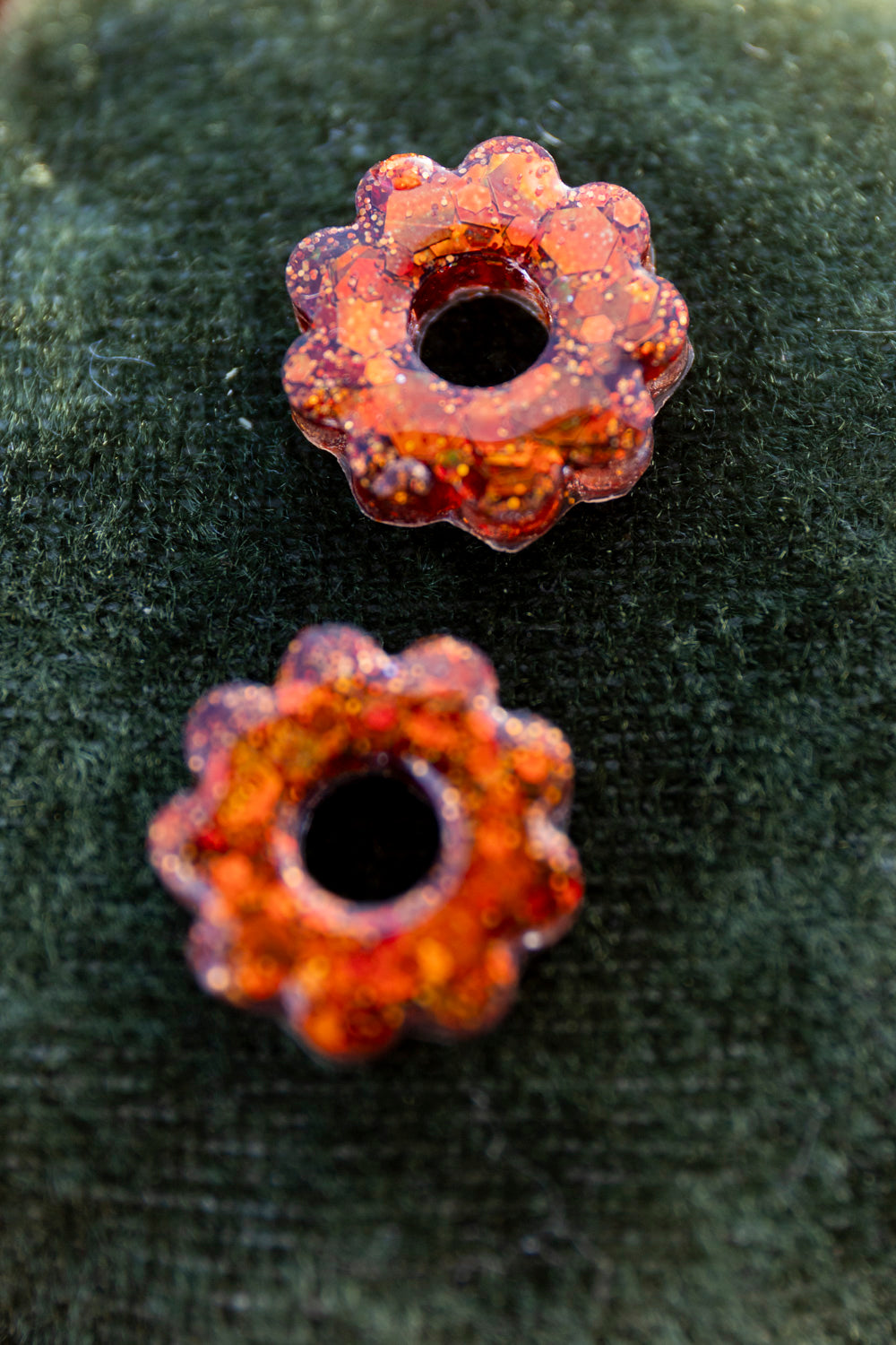 Pampilles interchangeables pailletées. Kaki, vert, doré, cuivré, bronze. Automne. Fleur. Atelier Rézane. Résine époxy. Fait main. Pays basque.