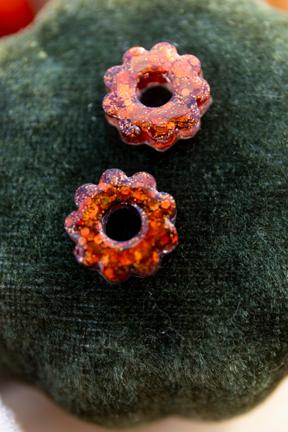 Pampilles interchangeables pailletées. Kaki, vert, doré, cuivré, bronze. Automne. Fleur. Atelier Rézane. Résine époxy. Fait main. Pays basque.