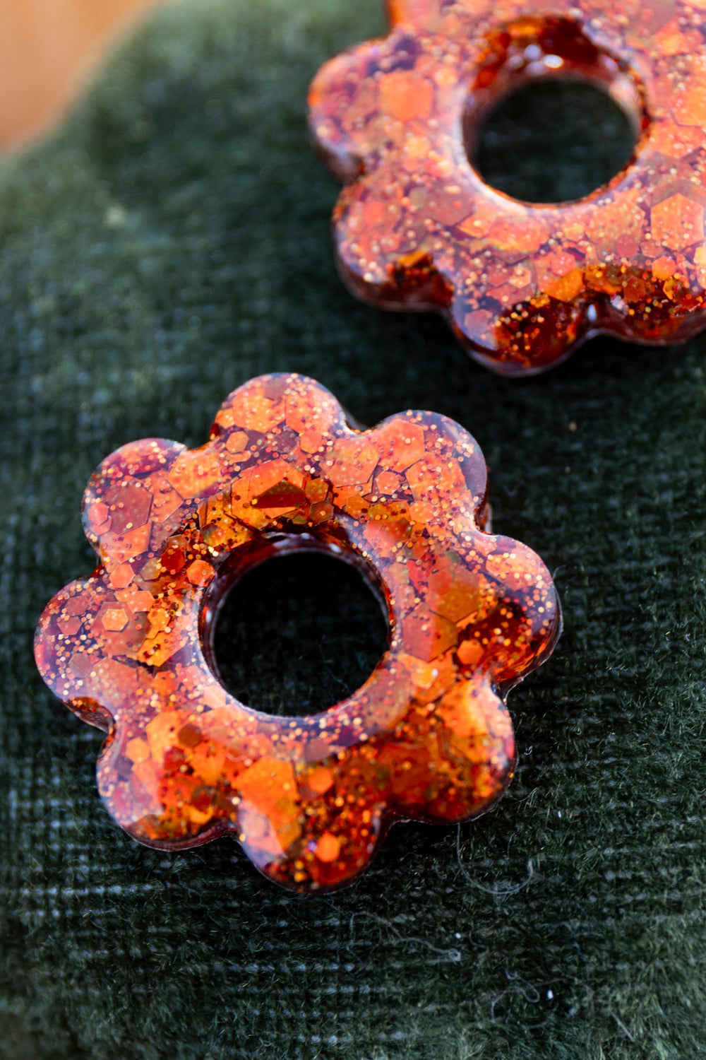 Pampilles interchangeables pailletées. Kaki, vert, doré, cuivré, bronze. Automne. Fleur. Atelier Rézane. Résine époxy. Fait main. Pays basque.