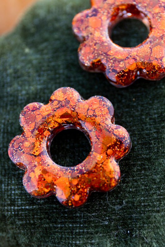 Pampilles interchangeables pailletées. Kaki, vert, doré, cuivré, bronze. Automne. Fleur. Atelier Rézane. Résine époxy. Fait main. Pays basque.