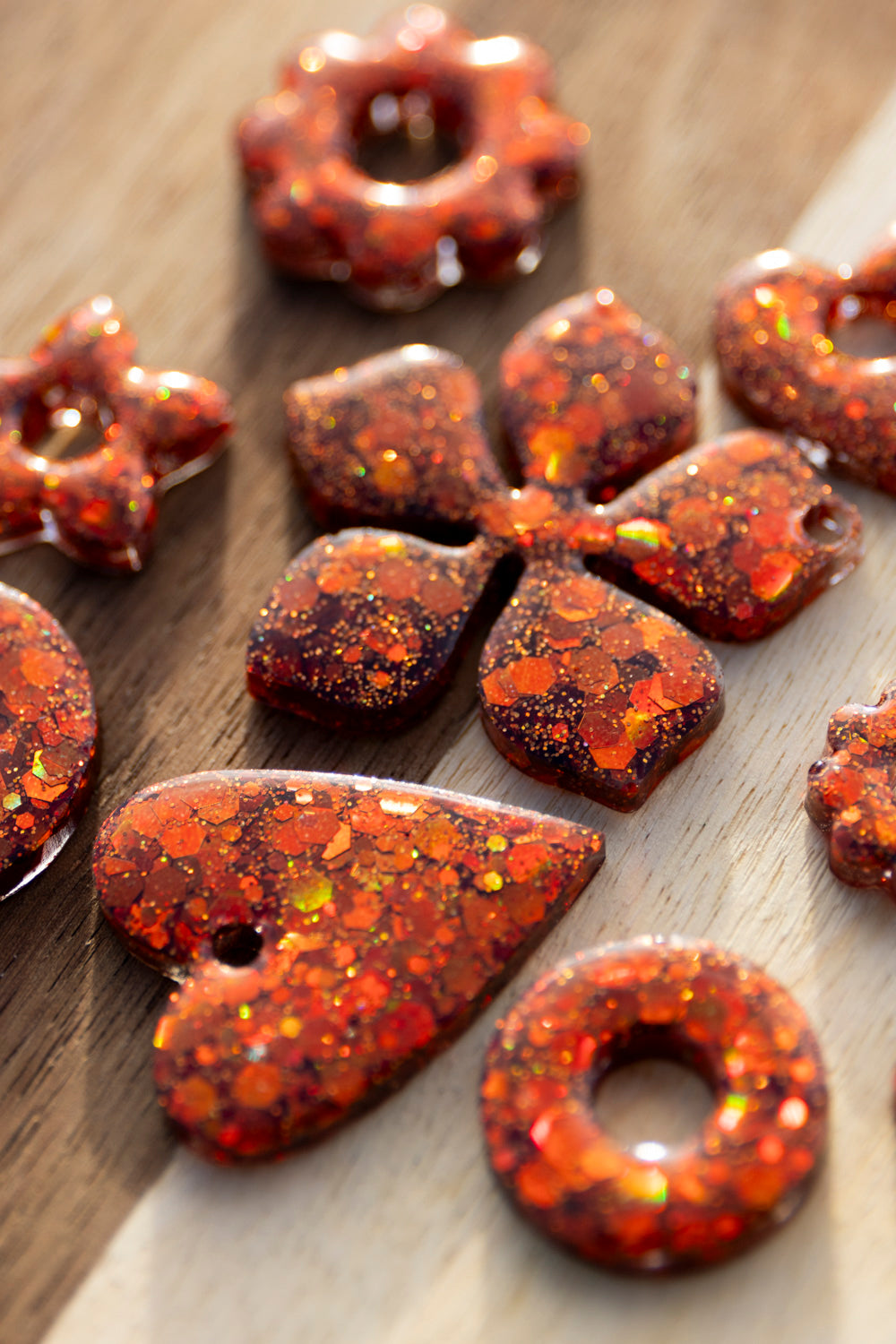 Pampilles interchangeables pailletées. Kaki, vert, doré, cuivré, bronze. Automne. Fleur. Atelier Rézane. Résine époxy. Fait main. Pays basque.