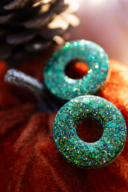 Pampilles interchangeables pailletées. Kaki, vert, doré, cuivré. Automne. Donut. Atelier Rézane. Résine époxy. Fait main. Pays basque.