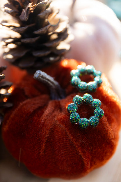 Pampilles interchangeables pailletées. Kaki, vert, doré, cuivré. Automne. Fleur. Atelier Rézane. Résine époxy. Fait main. Pays basque.