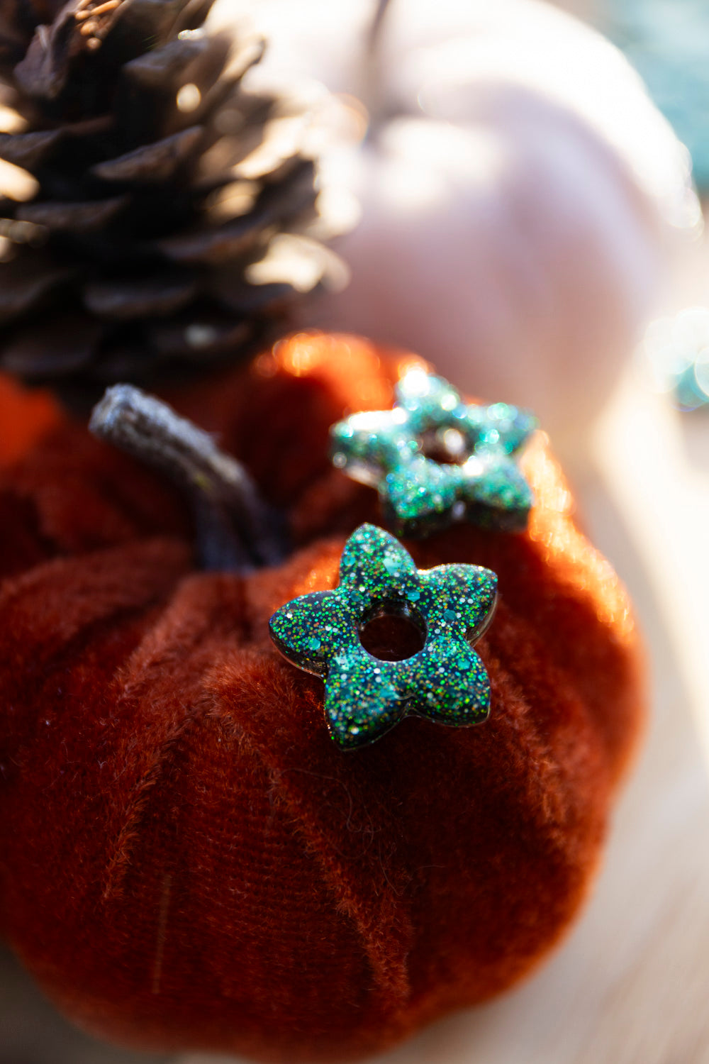 Pampilles interchangeables pailletées. Kaki, vert, doré, cuivré. Automne. Fleur. Atelier Rézane. Résine époxy. Fait main. Pays basque.