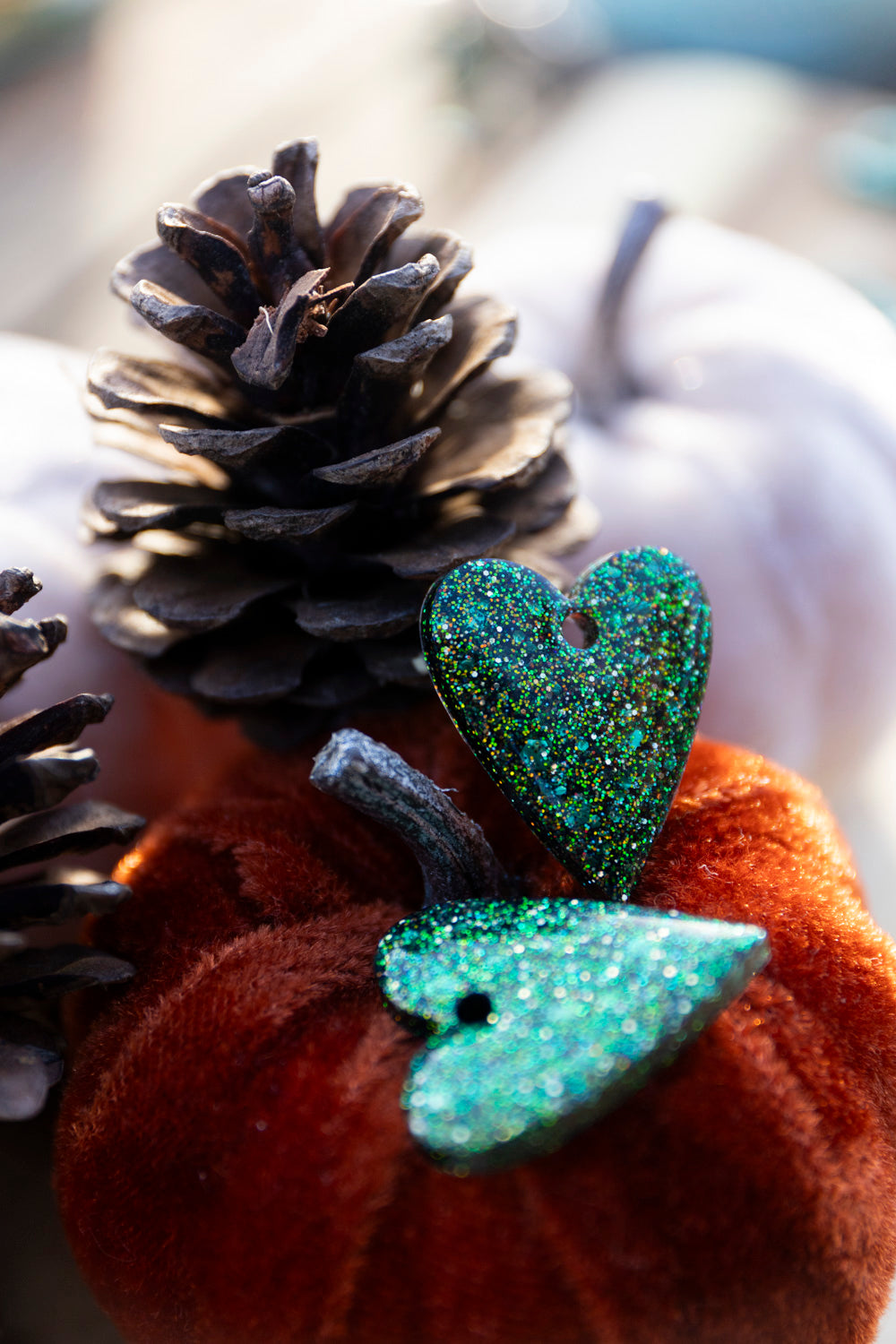 Pampilles interchangeables pailletées. Kaki, vert, doré, cuivré. Automne. Cœur. Atelier Rézane. Résine époxy. Fait main. Pays basque.