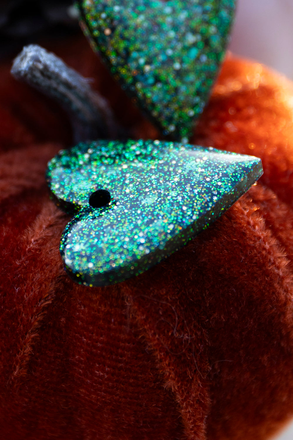 Pampilles interchangeables pailletées. Kaki, vert, doré, cuivré. Automne. Cœur. Atelier Rézane. Résine époxy. Fait main. Pays basque.