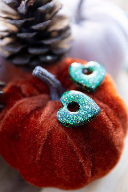 Pampilles interchangeables pailletées. Kaki, vert, doré, cuivré. Automne. Cœur. Atelier Rézane. Résine époxy. Fait main. Pays basque.