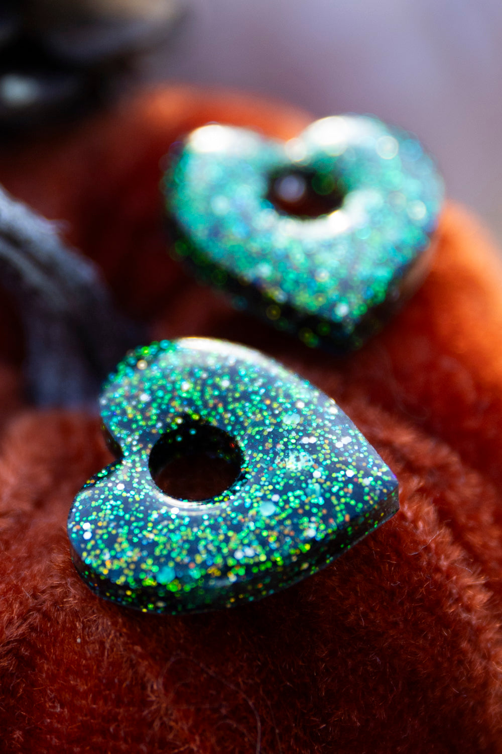 Pampilles interchangeables pailletées. Kaki, vert, doré, cuivré. Automne. Cœur. Atelier Rézane. Résine époxy. Fait main. Pays basque.