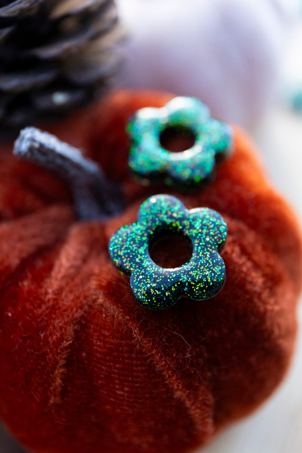 Pampilles interchangeables pailletées. Kaki, vert, doré, cuivré. Automne. Fleur. Atelier Rézane. Résine époxy. Fait main. Pays basque.