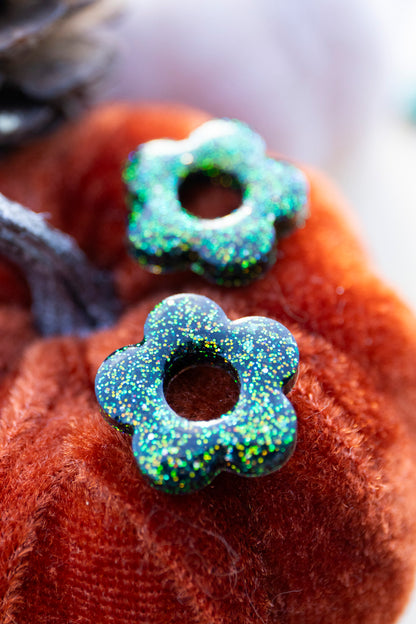 Pampilles interchangeables pailletées. Kaki, vert, doré, cuivré. Automne. Fleur. Atelier Rézane. Résine époxy. Fait main. Pays basque.