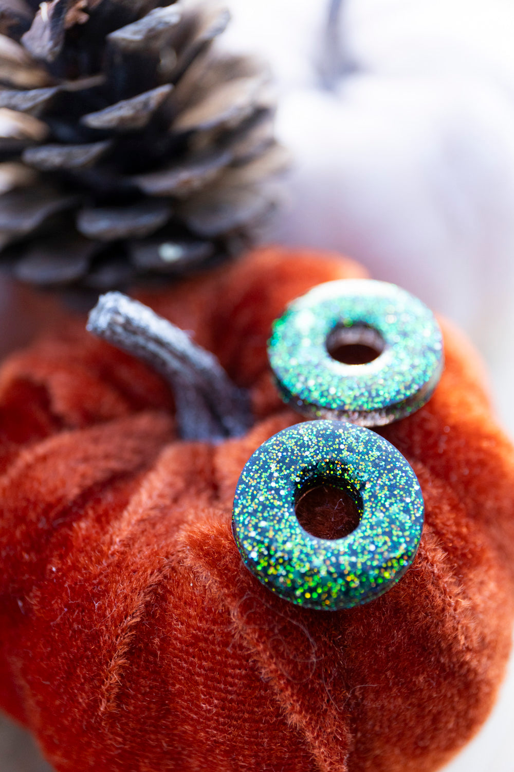 Pampilles interchangeables pailletées. Kaki, vert, doré, cuivré. Automne. Donut. Atelier Rézane. Résine époxy. Fait main. Pays basque.