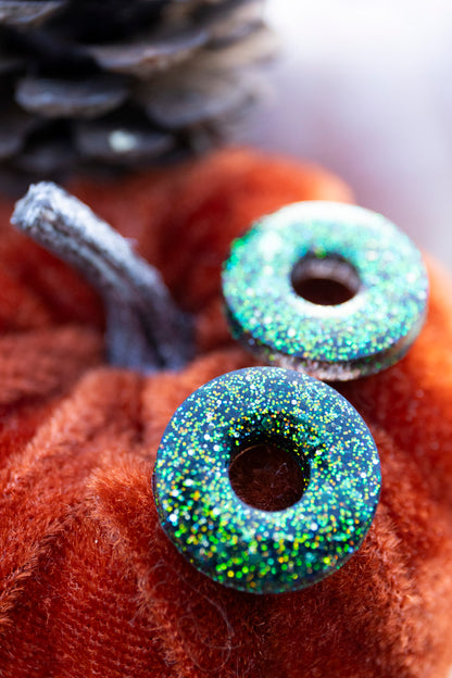 Pampilles interchangeables pailletées. Kaki, vert, doré, cuivré. Automne. Donut. Atelier Rézane. Résine époxy. Fait main. Pays basque.